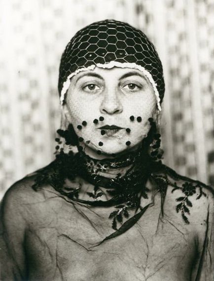 Maskenporträt No. 13, Dessau, Foto: Gertrud Arndt, 1930.