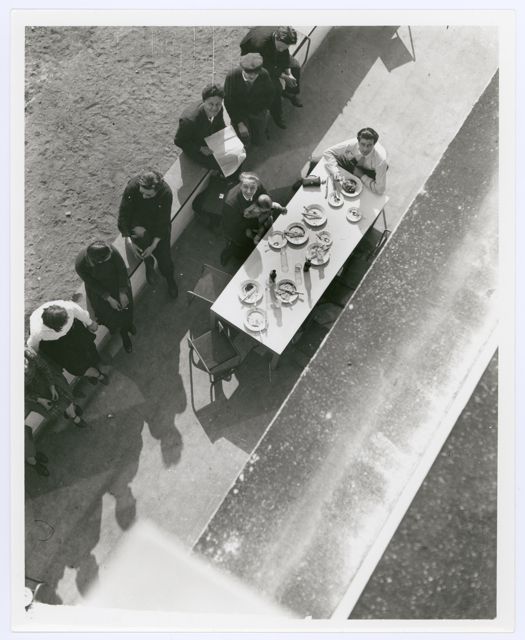 Blick auf die Terrasse der Bauhauskantine, Bauhaus Dessau, späterer Abzug / Foto: Irene Bayer, um 1927.