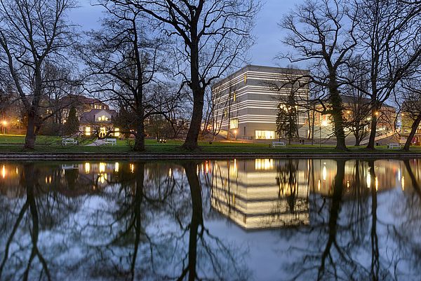 Bauhaus-Museum Weimar vom Weimarhallenpark am Abend