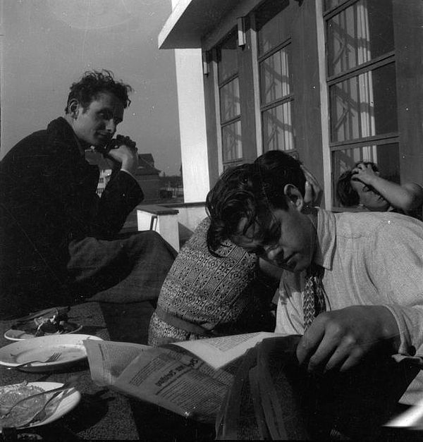 Entspannung auf der Bauhaus-Terrasse, Foto: Ivana Tomljenović, Dessau, 1930.