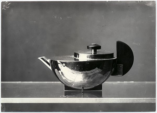 Tee-Extraktkännchen (MT 49), Autor: Marianne Brandt / Foto: Lucia Moholy, 1924.