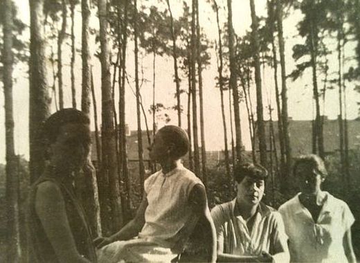 Florence Henri am Bauhaus in Dessau (v.l. El Muche, Lou Scheper-Berkenkamp, Florence Henri, Irene Bayer?) / Foto: unbekannt, 1927.