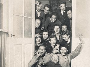 Leben am Bauhaus Weimar. Bauhäusler und Gäste, Bauhäusler: Oskar und Tut Schlemmer, Casca Schlemmer, Gunta Stölzl, Benita Koch-Otte, Marcel Breuer, Josef Albers, Josef Hartwig, Kurt Schmidt, Gäste: Willi Baumeister, Werner Gilles (?), Foto: unbekannt / Carl Schlemmer (?), um 1922. Bauhaus-Achiv Berlin.