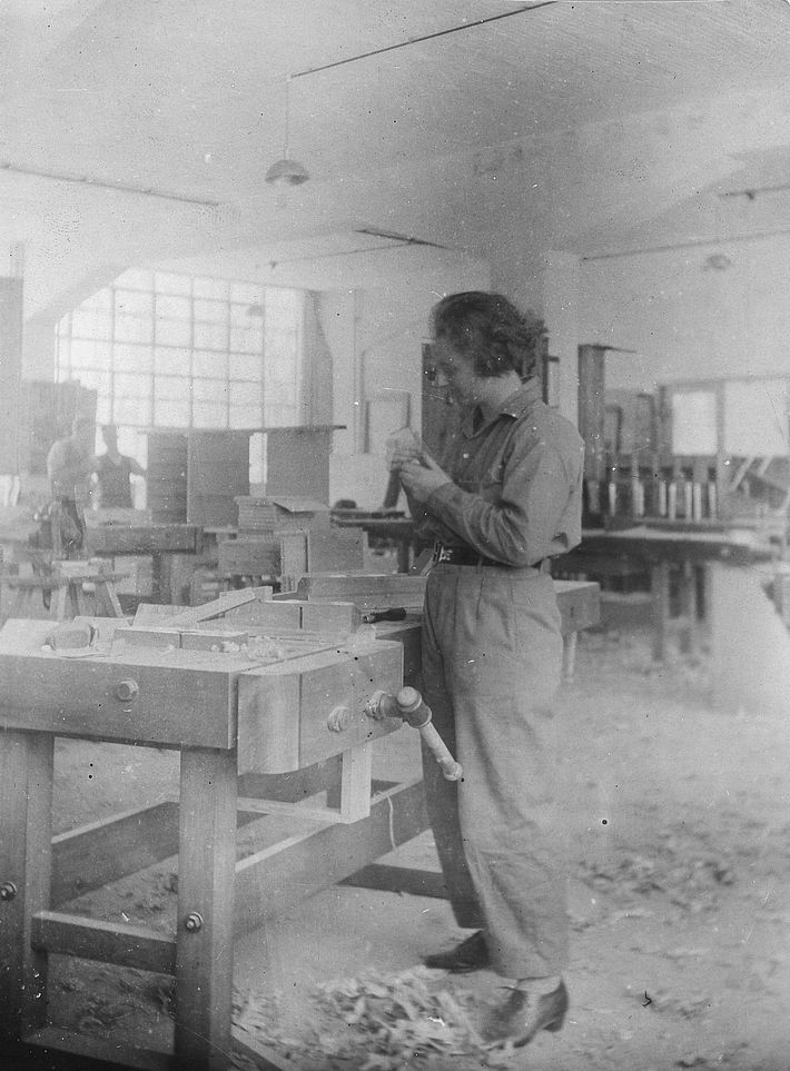 Bauhäuslerin in der Tischlerei des Bauhauses Dessau, Foto: Edmund Collein, 1928–1929.