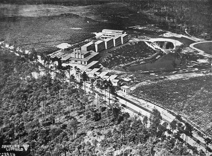 Bundesschule des ADGB (Allgemeiner Deutscher Gewerkschaftsbund) Bernau bei Berlin, Architektur: Hannes Meyer / Entwurf: Hans Wittwer und Bauabteilung Bauhaus Dessau / Foto: Junkers Luftbild, 1930.