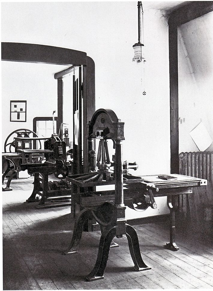 Blick in die Druckereiwerkstatt Otto Dorfners, Bauhaus Weimar, Foto: unbekannt, um 1920.