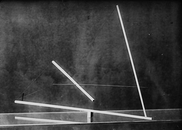 Fotografie einer Gleichgewichtsstudie aus dem Vorkurs Moholy-Nagy, Autor: Johannes Zabel / Foto: Lucia Moholy. 1923/24.