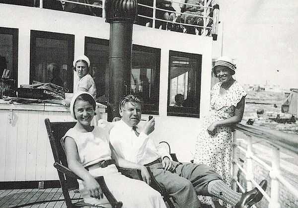 Cornelis Van Eesteren mit Frida auf der Patris II während der Reise von CIAM 4. nach Athen (1933), © Laszlo Moholy-Nagy