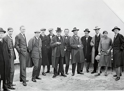 Die Bauhausmeister auf dem Dach des Bauhauses, um 1926.