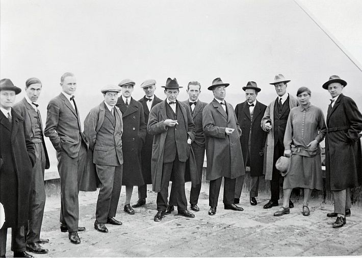 Die Bauhausmeister auf dem Dach des Bauhauses, um 1926.
