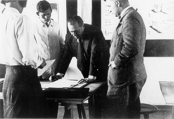 Unterrichtsszene: Ludwig Mies van der Rohe mit Studenten (v.l.: Annemarie Wilke, Heinrich Neuy, Mies van der Rohe, Hermann Klumpp), Foto: Pius Pahl, 1930/1931.