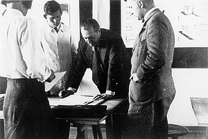 Unterrichtsszene: Ludwig Mies van der Rohe mit Studenten (v.l.: Annemarie Wilke, Heinrich Neuy, Mies van der Rohe, Hermann Klumpp), Foto: Pius Pahl, 1930/1931.