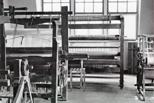 Werkstattraum der Weberei am Bauhaus in Weimar, Foto: unbekannt, um 1923.
