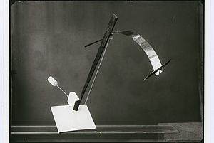 Gleichgewichtsstudie aus dem Vorkurs László Moholy-Nagy, Konstruktion: Marianne Brandt / Foto: Lucia Moholy, 1923.