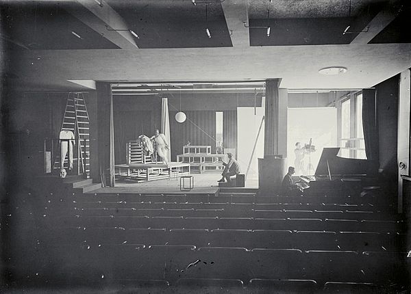 Bauhaus-Bühne, Bauhaus Dessau, Foto: Erich Consemüller, 1927.