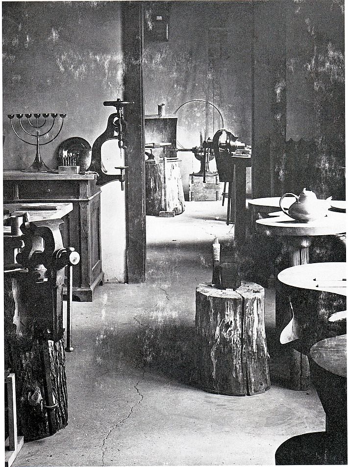 Arbeitsräume der Metallwerkstatt am Bauhaus in Weimar, Sommer 1923.