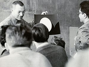 Max Bill beim Farbunterricht an der Hochschule für Gestaltung Ulm, Foto: Hans G. Conrad, 1956.