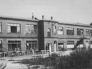 Das Gebäude des Bauhauses in der Birkbuschstraße in Berlin-Steglitz, Foto: Howard Dearstyne, 1932.