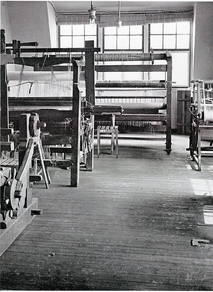 Werkstattraum der Weberei am Bauhaus in Weimar, Foto: unbekannt, um 1923.
