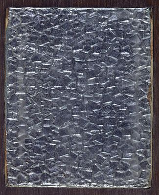 Optische Täuschung: Ornamentglas, imitiert durch bearbeitetes Silberpapier unter klarer Fensterglasscheibe, Stanniolpapier unter Glasscheibe, Autor: Heinrich Neuy, Bauhaus Dessau, 1930.
