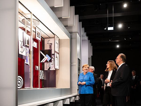 Bundeskanzlerin Angela Merkel beim Rundgang durchs Museum