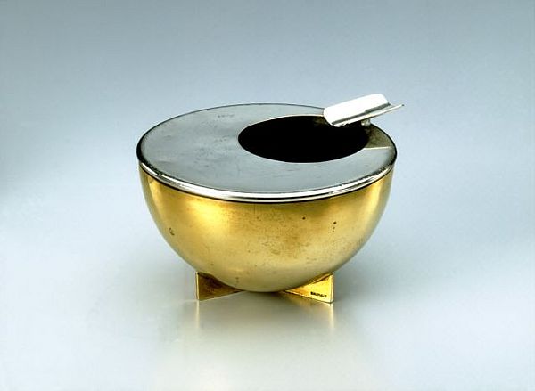 Aschenschale mit Zigarettenablage, Autor: Marianne Brandt, 1924 / Foto: Gunter Lepkowski.