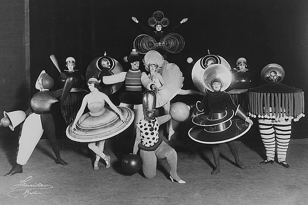 Figurinen des Triadischen Balletts von Oskar Schlemmer, Metropol-Theater, Berlin. Foto: Ernst Schneider, 1927.