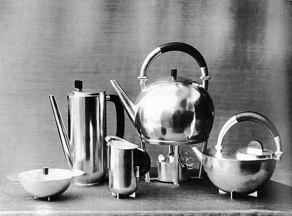Kaffee- und Teeservice, Design: Marianne Brandt / Foto: Lucia Moholy, 1924.