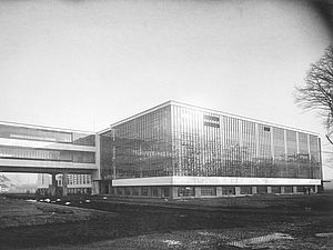 Das Bauhausgebäude in Dessau von Nordwesten, Architektur: Walter Gropius / Foto: Lucia Moholy, 1926.